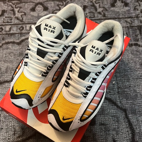 Nike Shoes - NIKE womens air Max